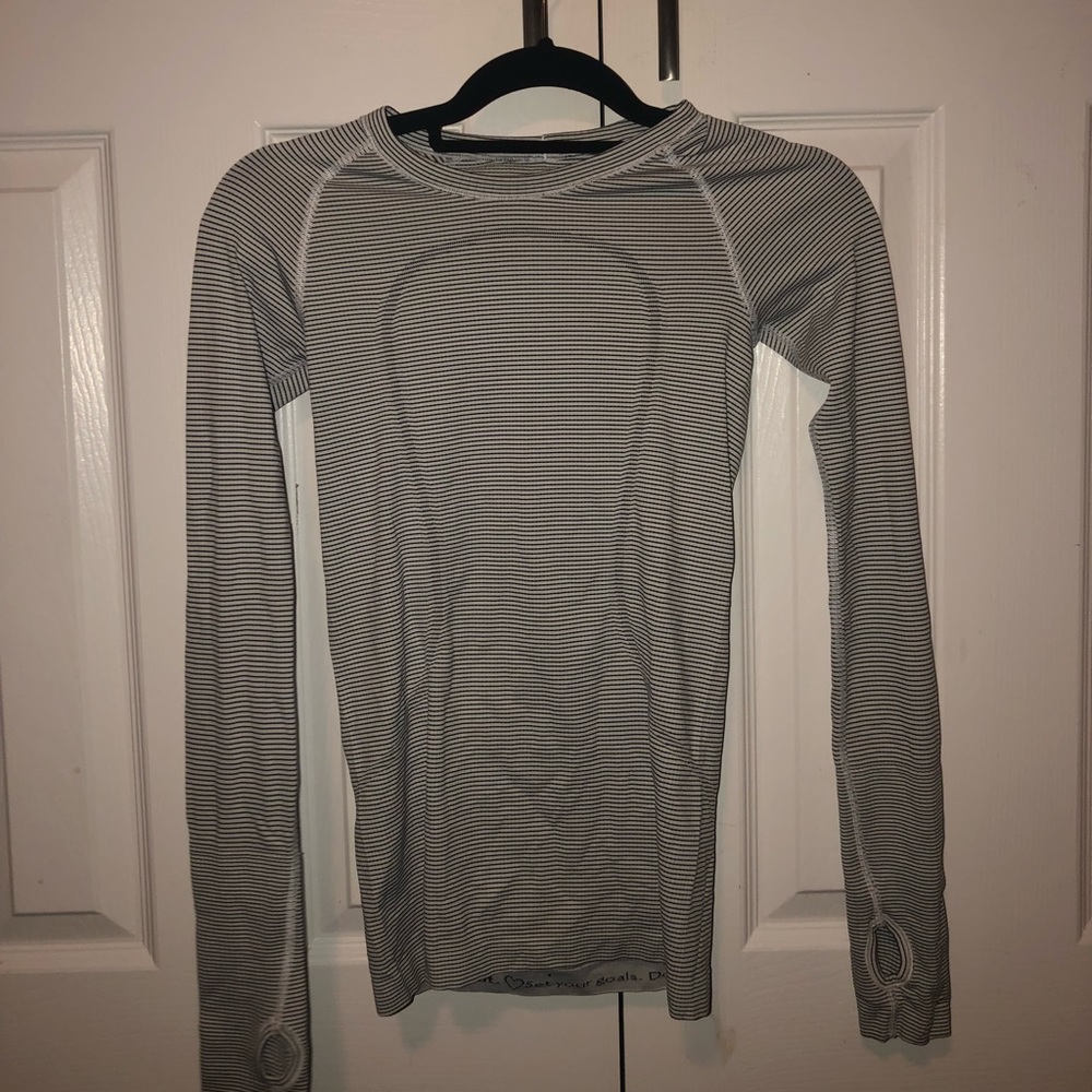 long sleeve size 2 lulu lemon
